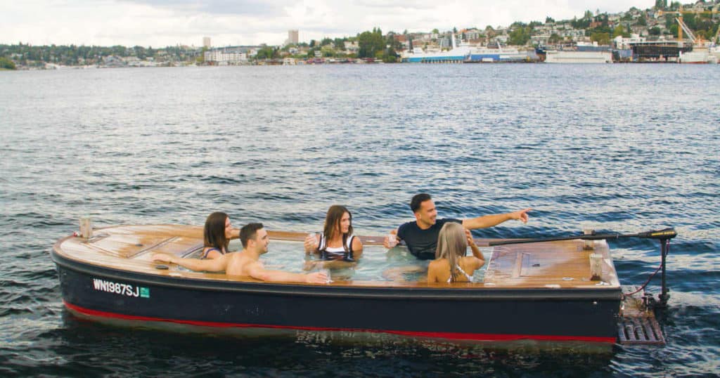 image pasear por el Lake Union Este pequeno bote con un jacuzzi dentro puede ser una gran alternativa para pasear por el Lake Union en Seattle 1