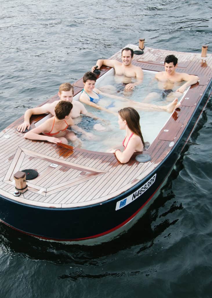 image pasear por el Lake Union Este pequeno bote con un jacuzzi dentro puede ser una gran alternativa para pasear por el Lake Union en Seattle 3