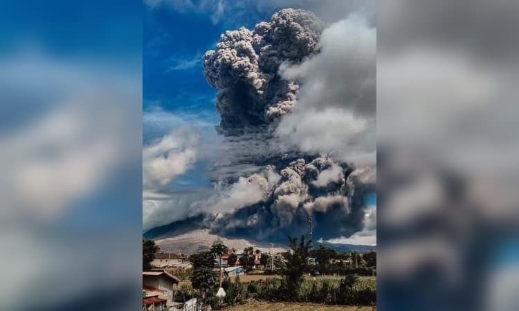 Indonesia El volcán Sinabung entró en erupción provocando impactantes columnas de humo