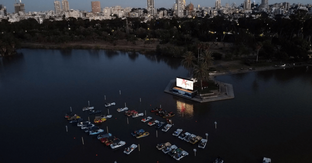 Israel se suma a la tendencia de cine flotante para ver películas cumpliendo con el distanciamiento social