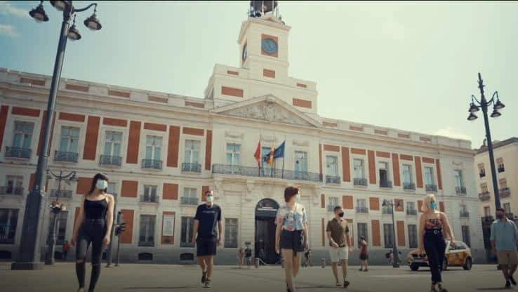 La Comunidad de Madrid lanza un polémico spot para quienes evitan usar mascarilla porque les da calor y el final es impactante