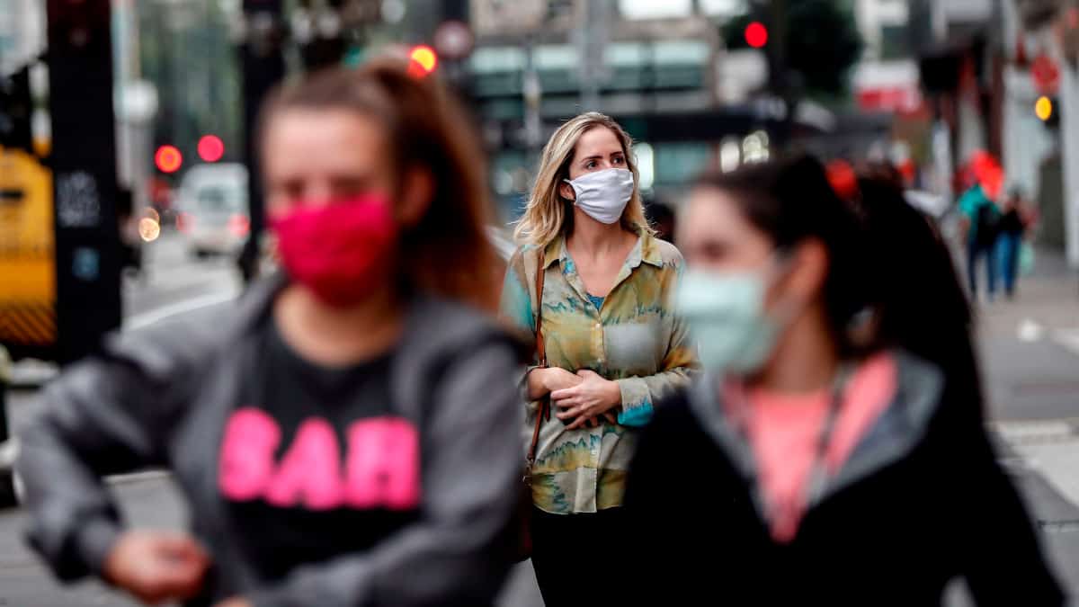 Personas con tapabocas caminan en una calle este martes en la ciudad de Sao Paulo (Brasil). EFE/ Sebastião Moreira