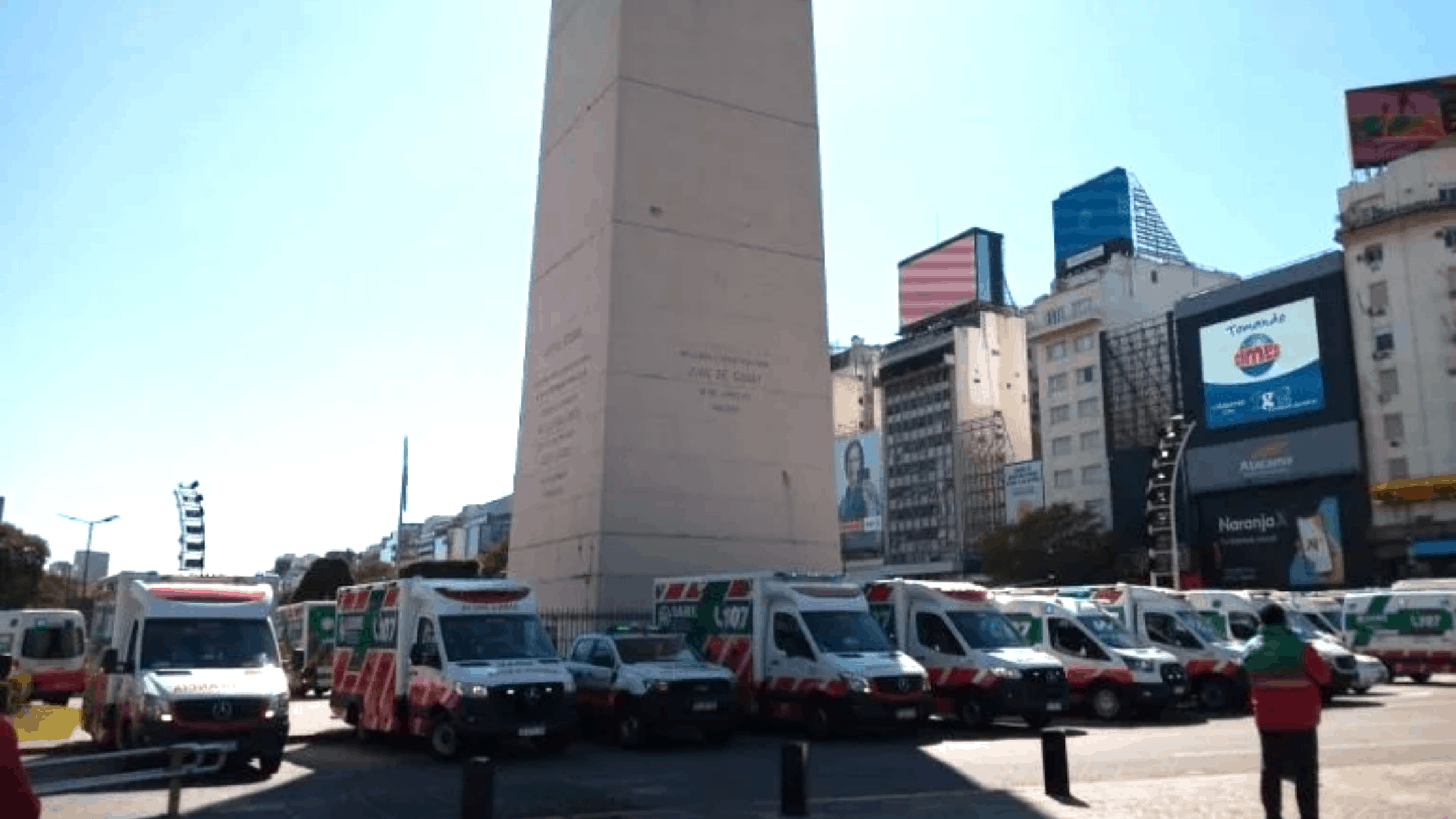 Médicos despiden a un compañero fallecido por COVID-19 con un sentido homenaje de ambulancias en el Obelisco 1