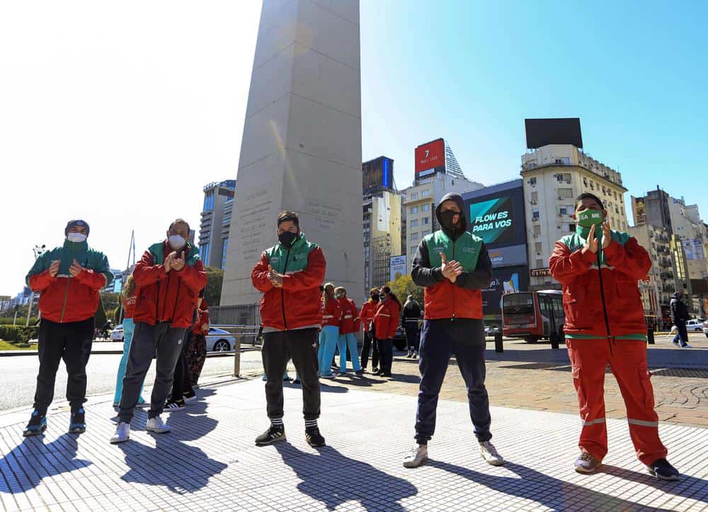 Médicos despiden a un compañero fallecido por COVID-19 con un sentido homenaje de ambulancias en el Obelisco