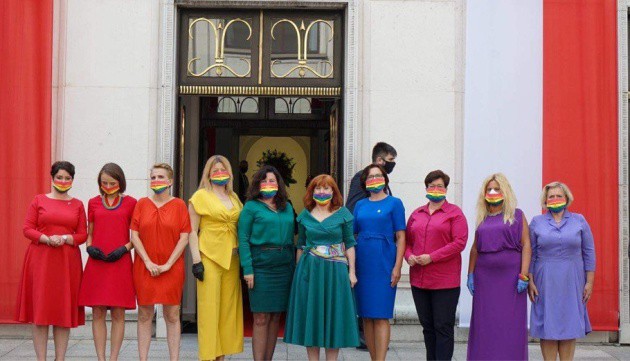 Miembros del Parlamento lucen la bandera del orgullo LGBT en repudio a la homofobia del presidente 3