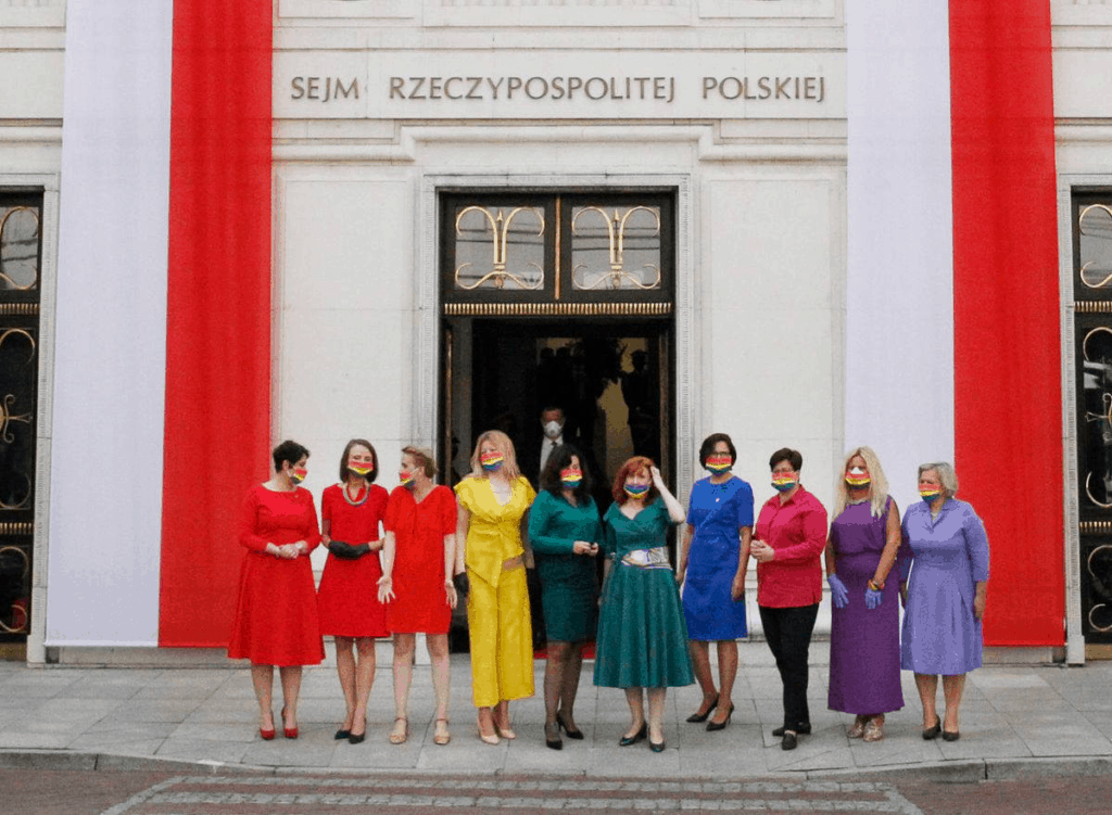 Miembros del Parlamento lucen la bandera del orgullo LGBT