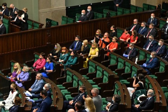 image Miembros del Parlamento lucen la bandera del orgullo LGBT Miembros del Parlamento lucen la bandera del orgullo LGBT en repudio a la homofobia del presidente de Polonia 2