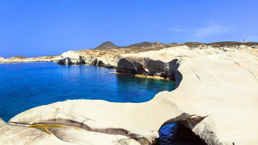 Qué ver en Milos, la 'isla de los colores' que enamora a los viajeros en Grecia