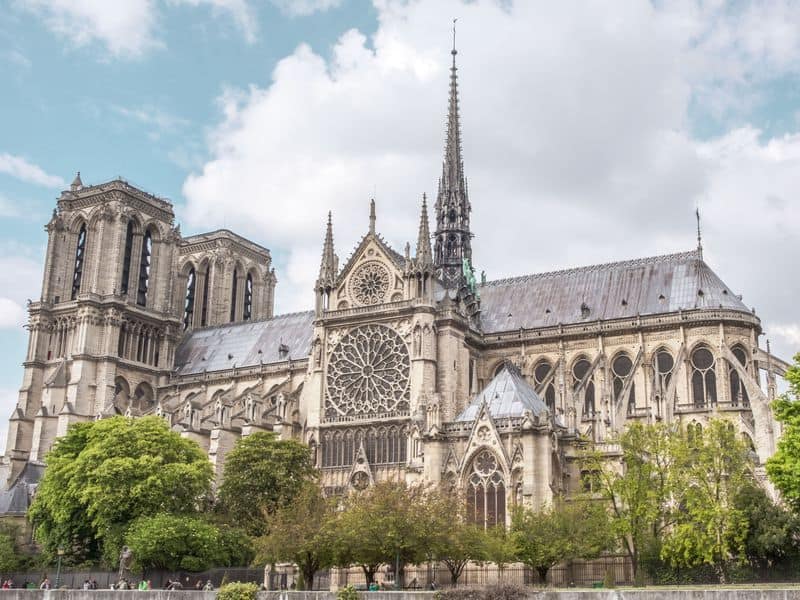 "Rebuilding Notre Dame": Esta experiencia de realidad virtual permite recorrer la famosa catedral antes y después de su incendio