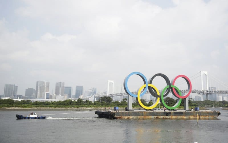 Tokio retira temporalmente los cinco anillos olímpicos que flotaban en su bahía 1