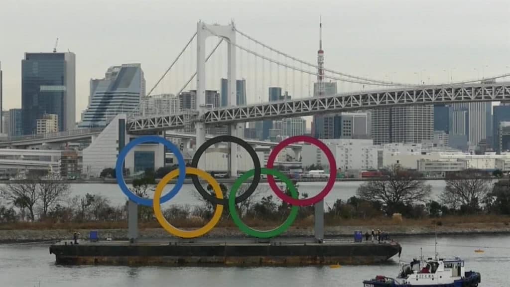 image anillos olímpicos Tokio retira temporalmente los cinco anillos olímpicos que flotaban en su bahía 3