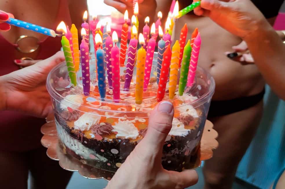 cubretartas para soplar las velas de un pastel