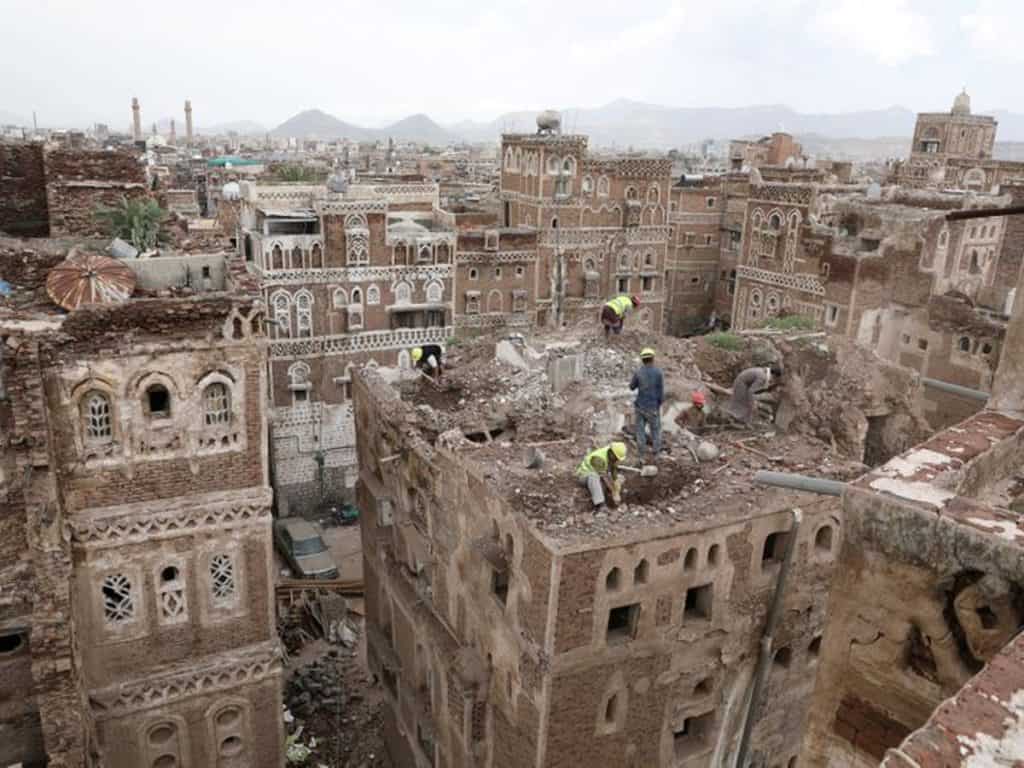 sana Se derrumban casas de casi 1000 años de antigüedad en Saná, Yemen, como consecuencia de las fuertes lluvias image sana casas de saná trabajadores