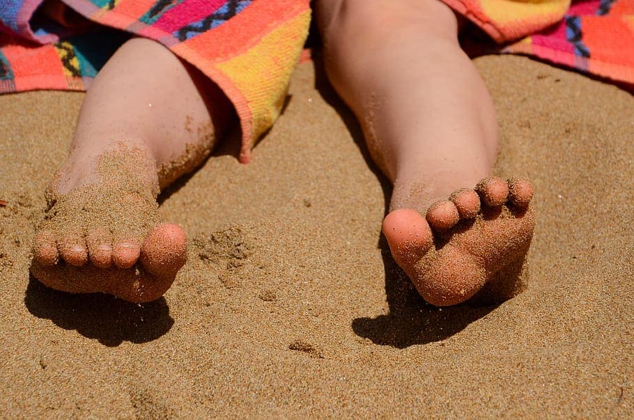 pies-feet-sand-summer-holidays