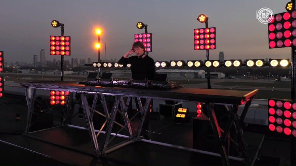 El DJ Hernán Cattaneo realizó un show por streaming desde el aeropuerto de la Ciudad de Buenos Aires