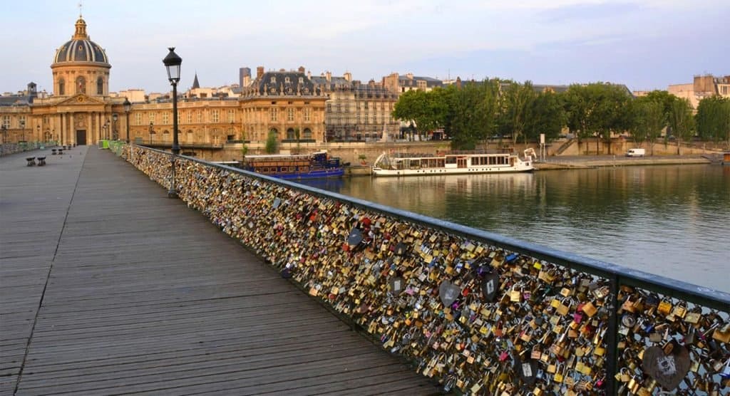 Video filmado en Pont des Arts en París, Francia