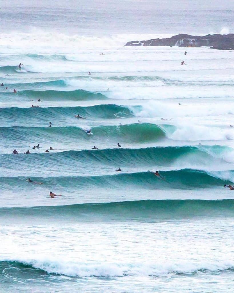 image tiburones nadando dentro de una ola sean scott ocean photography 12