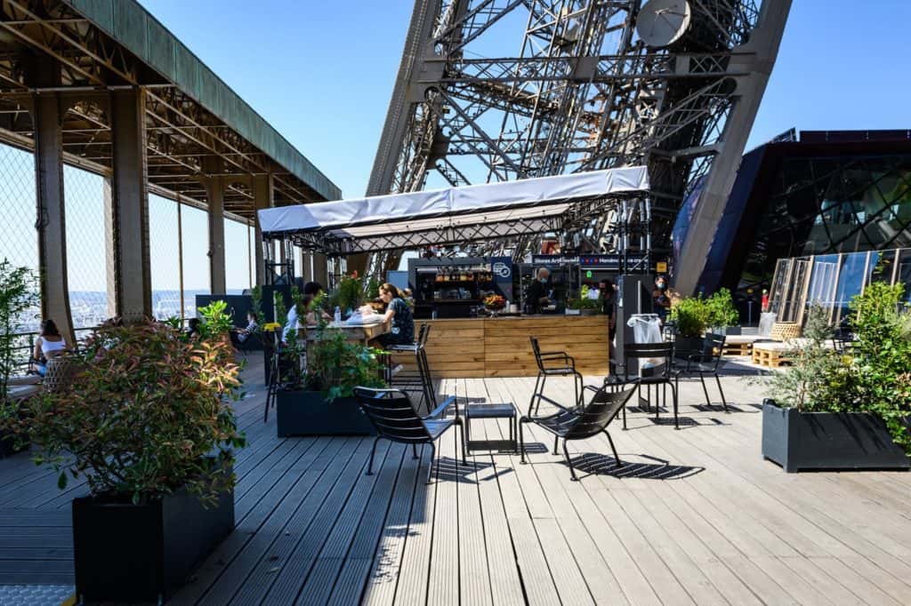 Tomar un café en la Torre Eiffel