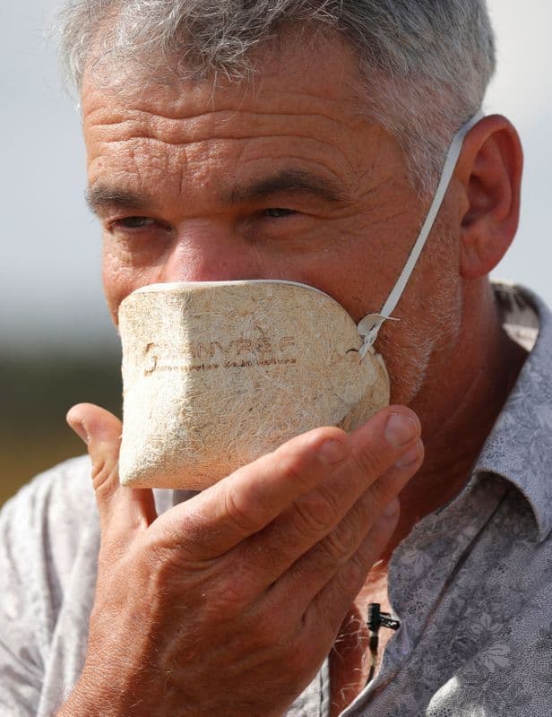 primera máscara facial compostable