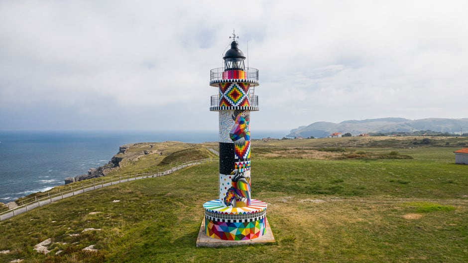 El faro de Ajo en Cantabria fue intervenido por un artista callejero y se convierte en un nuevo spot fotográfico de la zona 1