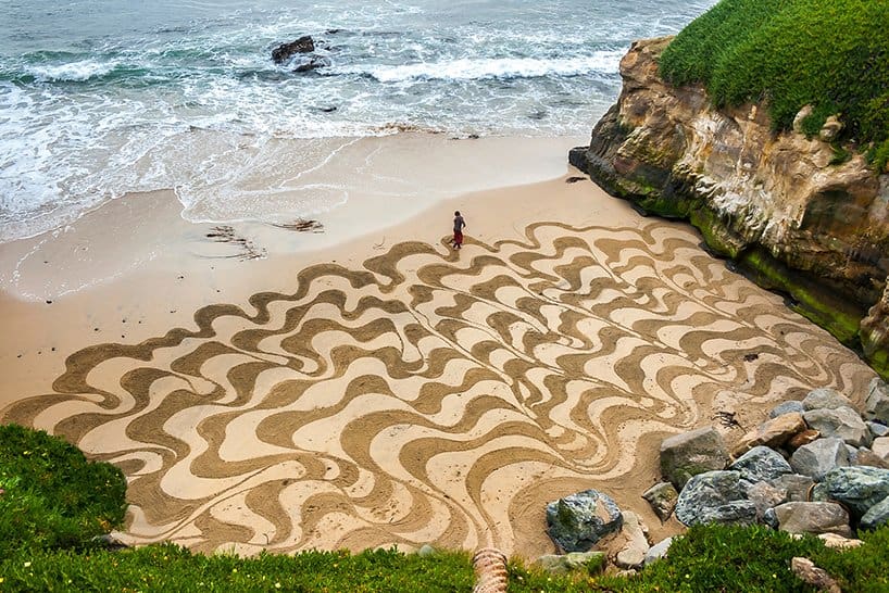 Este paisajista graba enormes diseños y patrones sobre la arena en playas de todo el mundo 2