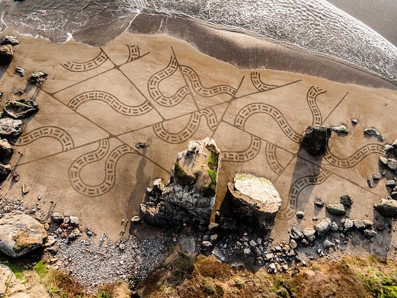 image patrones sobre arena Este paisajista graba enormes disenos y patrones sobre la arena en playas de todo el mundo 3