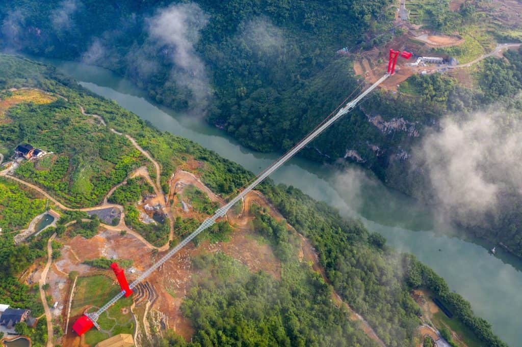 Este puente con fondo de cristal más largo del mundo es la nueva (y vertiginosa) atracción para conocer en China