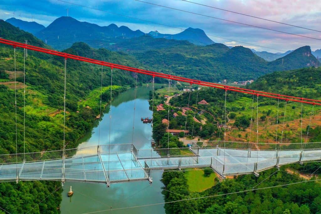 image atracción para conocer en China Este puente con fondo de cristal mas largo del mundo es la nueva y vertiginosa atraccion para conocer en China 2