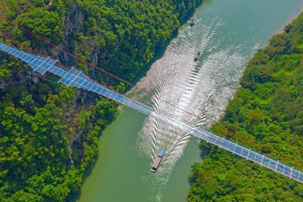 image atracción para conocer en China Este puente con fondo de cristal mas largo del mundo es la nueva y vertiginosa atraccion para conocer en China 3