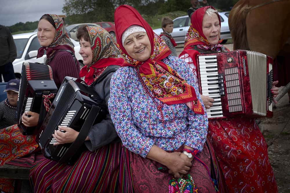 Kihnu: la última sociedad matriarcal de Europa que se alza al turismo por su poder femenino