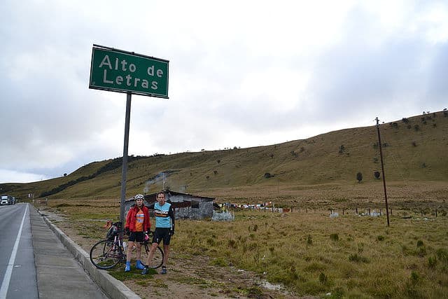 image Recorrer Colombia en bicicleta alto de letras