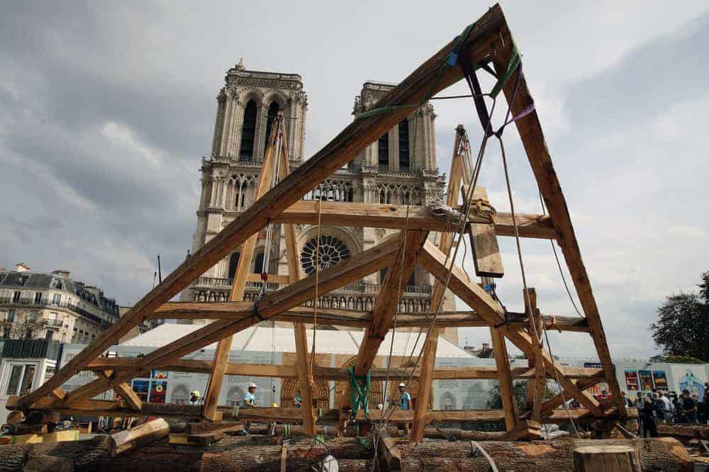 Un grupo de carpinteros hizo una demostración de las técnicas que se utilizaron para construir Notre Dame