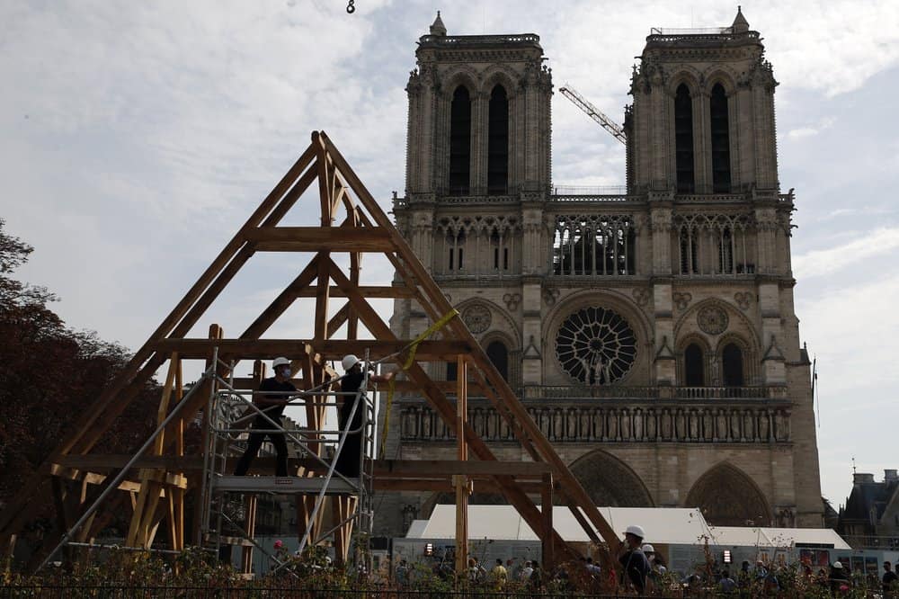 Un grupo de carpinteros hizo una demostración de las técnicas que se utilizaron para construir Notre Dame