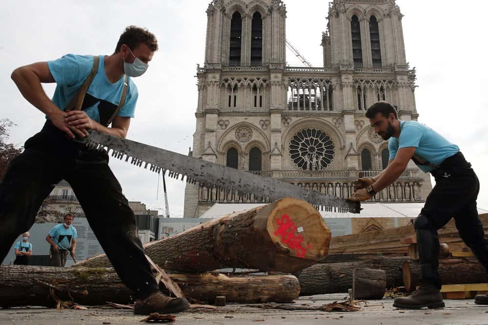 Un grupo de carpinteros hizo una demostración de las técnicas que se utilizaron para construir Notre Dame