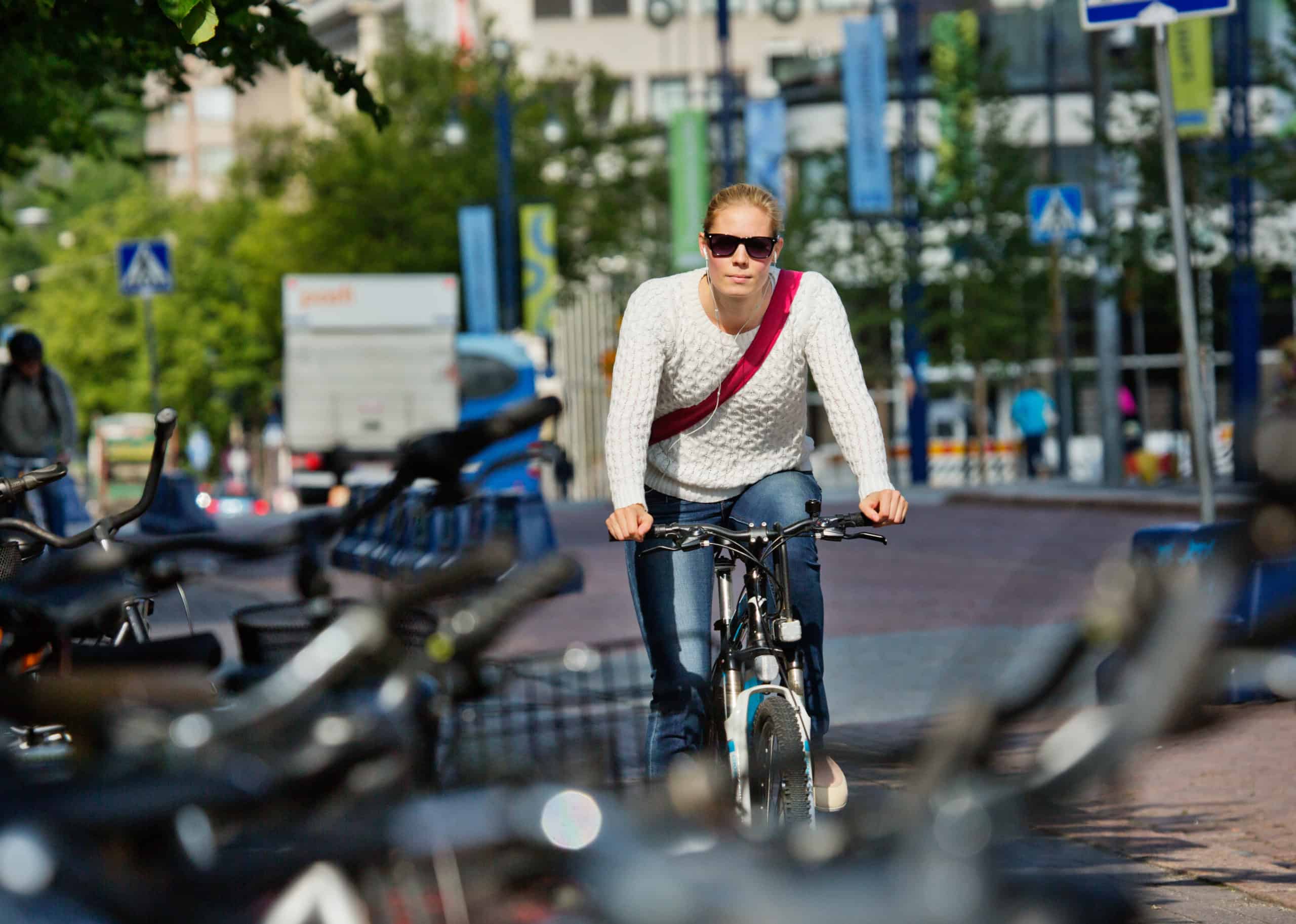 Kuvia Lahden kaupungille ympäristökaupunki-projektiin liittyen: Pyöräily, Aleksanterinkatu. Mallisopimus YK29. Kuva: Lauri Rotko