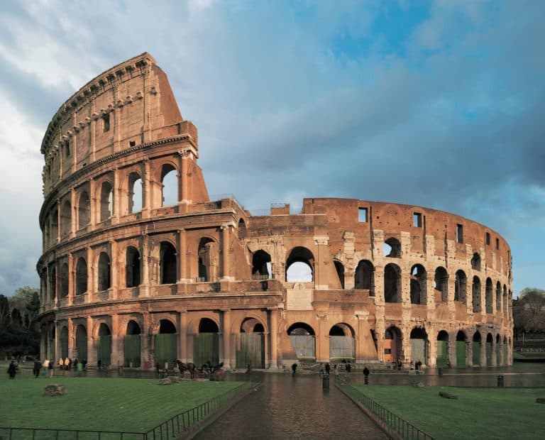 Un turista irlandés fue atrapado por seguridad marcando sus iniciales en el Coliseo Romano