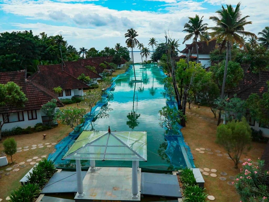 convierte piscina de resort en criadero de peces 2