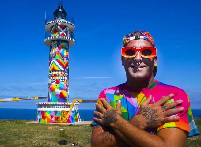 El faro de Ajo en Cantabria fue intervenido por un artista callejero y se convierte en un nuevo spot fotográfico de la zona