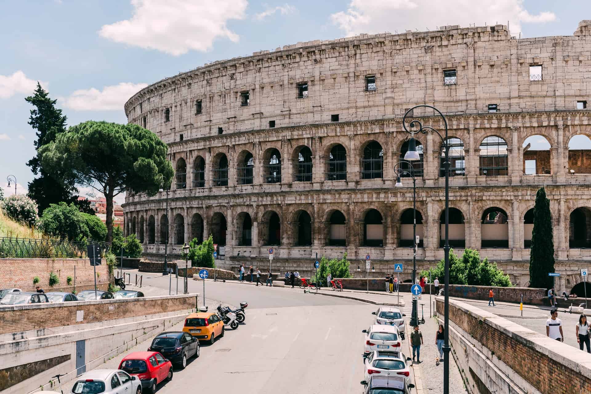 Un turista irlandés fue atrapado por seguridad marcando sus iniciales en el Coliseo Romano