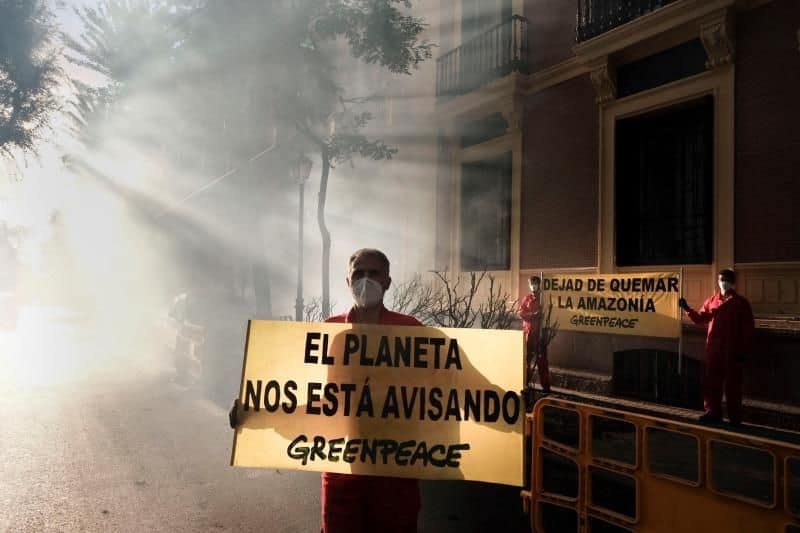 Greenpeace provoca un "incendio" ante la Embajada de Brasil en Madrid para pedir mayor protección a la Amazonia