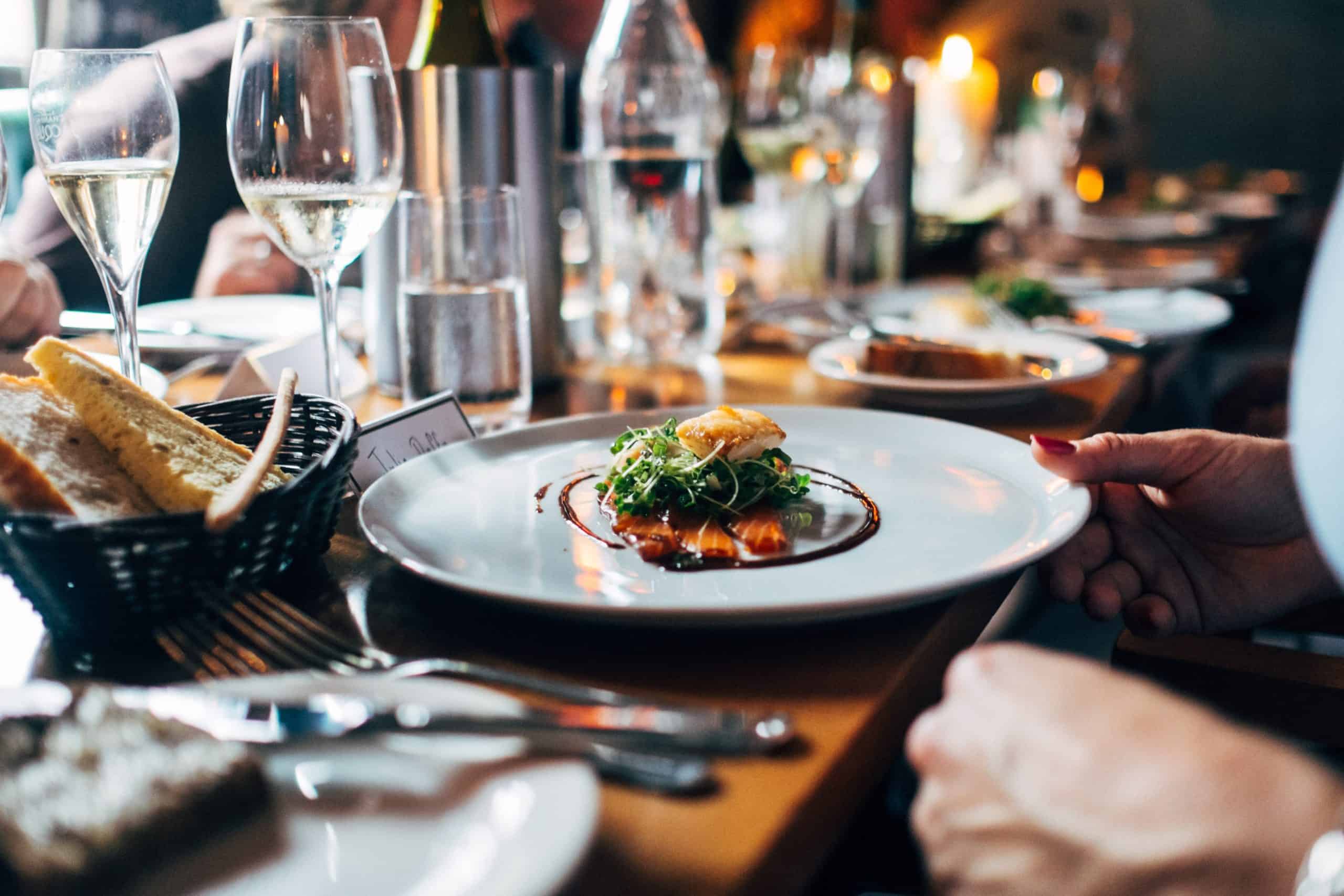 Take a Restaurant es la modalidad que no solo lleva la comida a tu casa, sino que también lleva el restaurante