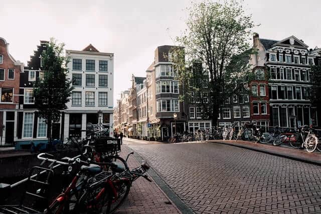 image 7 tours alternativos de Ámsterdam jennieramida Bf0NP86hAZ0 unsplash 1