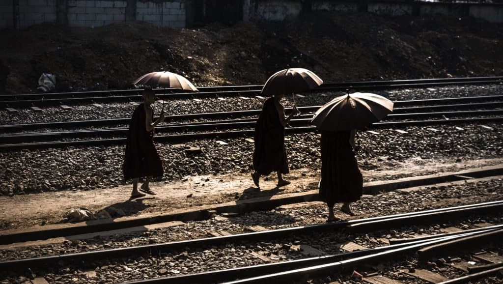 monjes en las vias myanmar