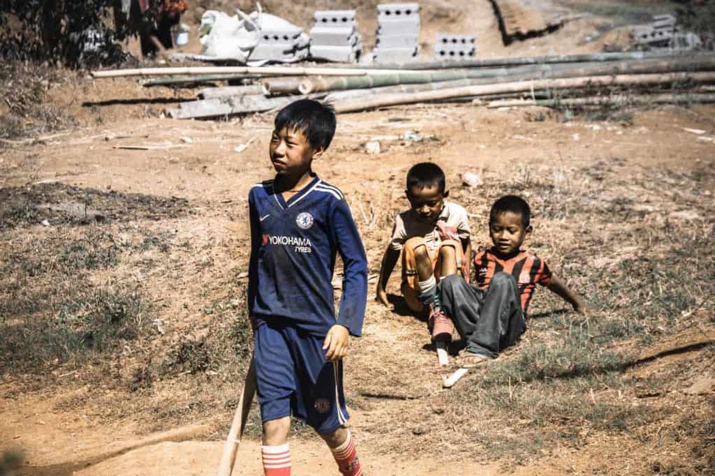 myanmar niños jugando