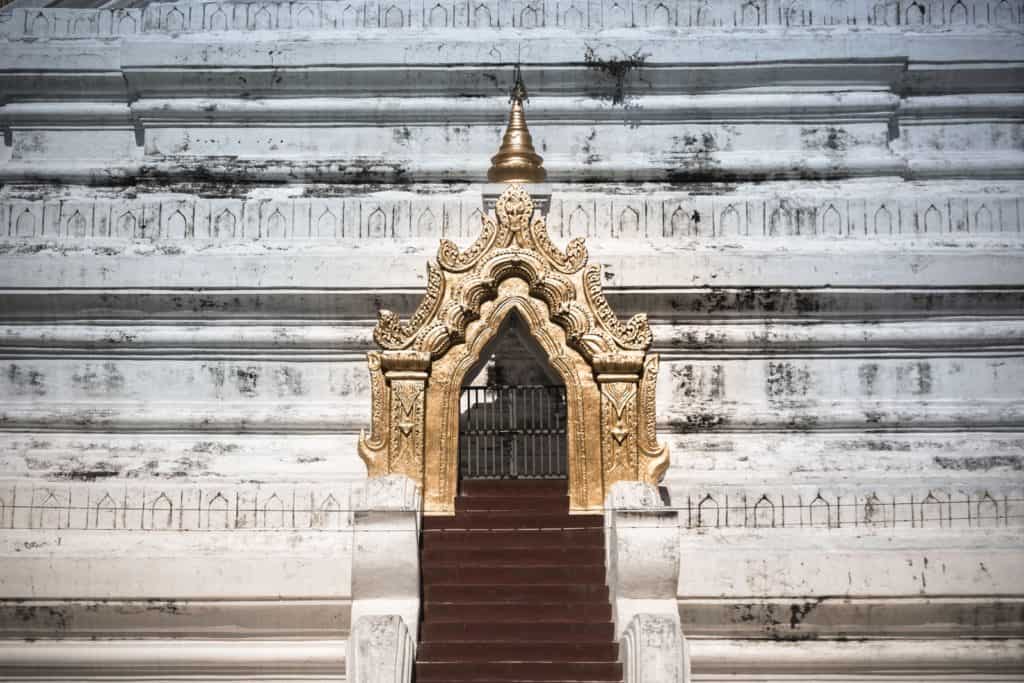 puerta templo myanmar