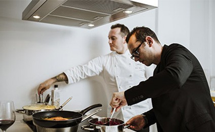 Take a Restaurant es la modalidad que no solo lleva la comida a tu casa, sino que lleva el restaurante a tu casa