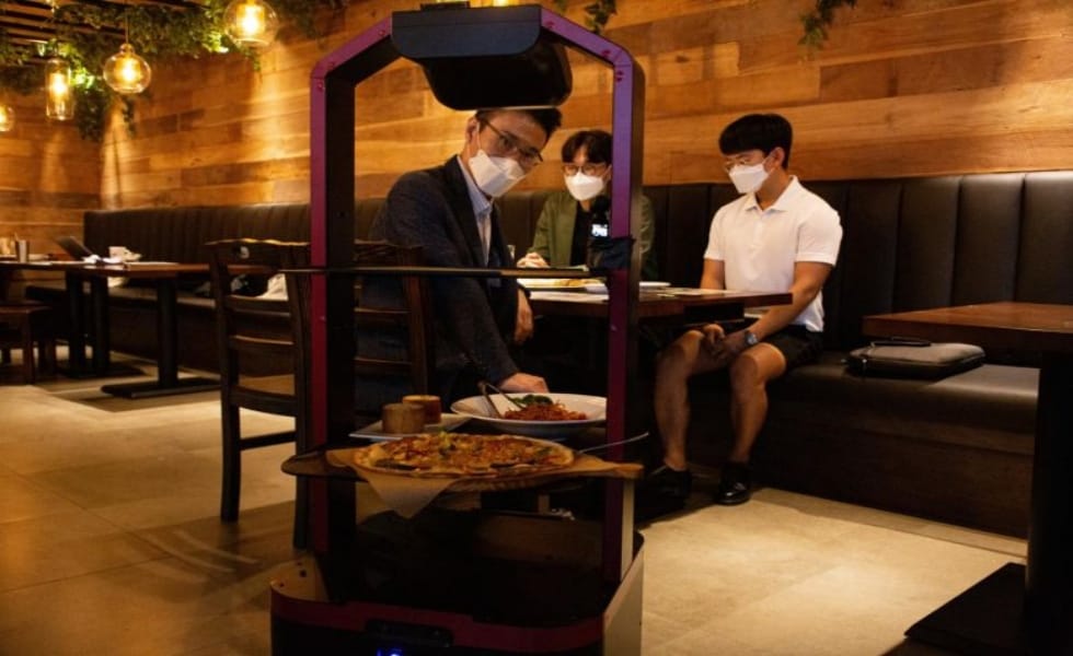 Este restaurante de Seúl, Corea del Sur, tiene un robot que lleva los pedidos de los clientes a la mesa