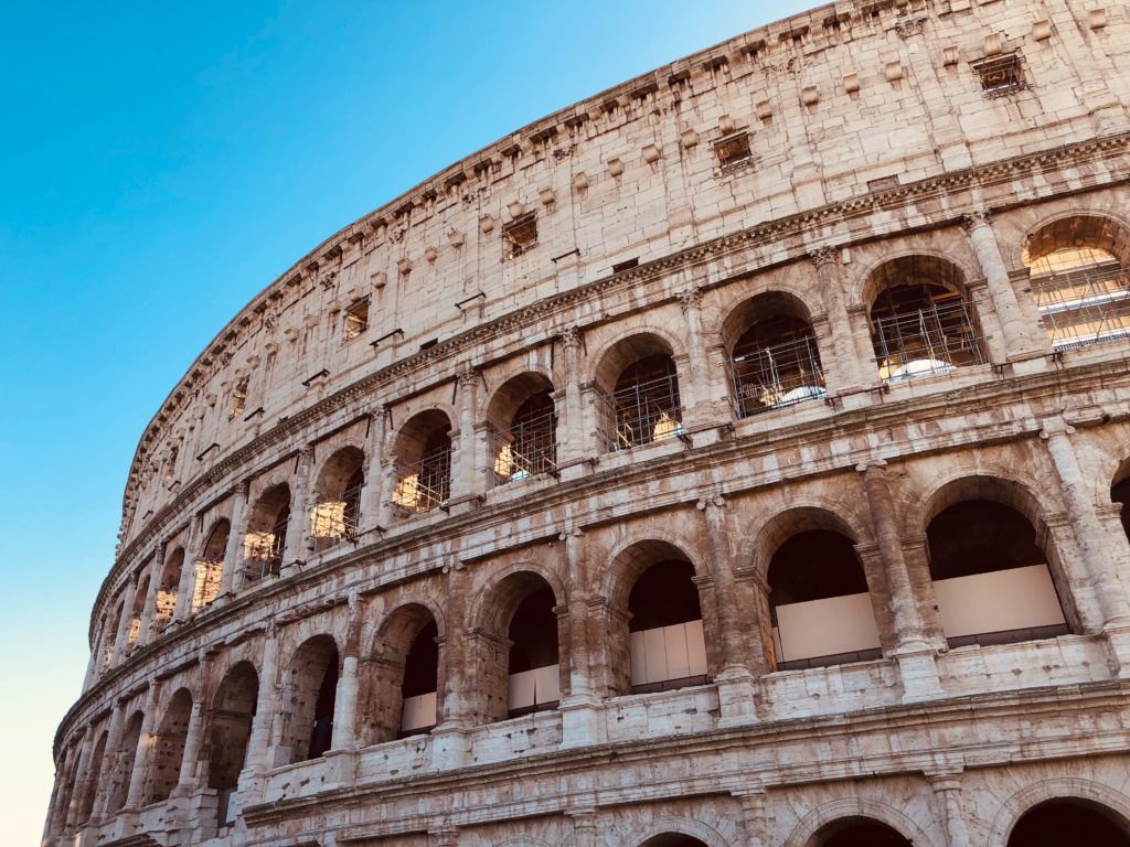 Un turista irlandés fue atrapado por seguridad marcando sus iniciales en el Coliseo Romano