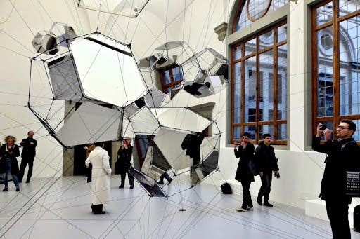 El Palazzo Strozzi de Florencia se llena de fantasía con una nueva exposición del artista argentino Tomás Saraceno