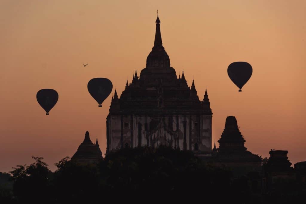 silueta templo y globos myammar